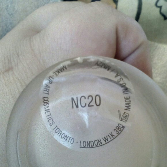 MAC Mineralize Foundation in NC20 - Picture 3 of 5